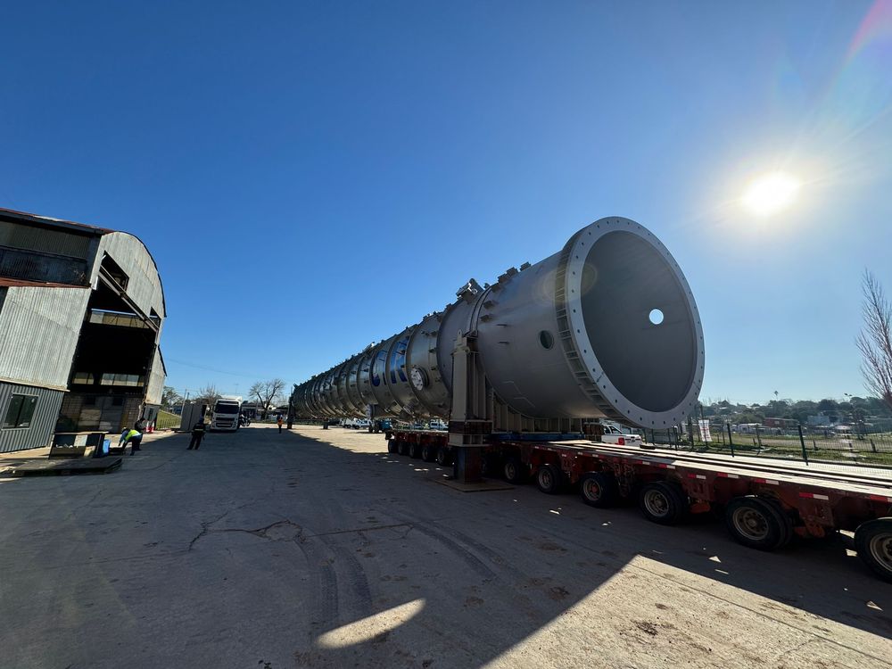 La columna que está siendo trasladada al puerto y generó alteraciones en el tránsito