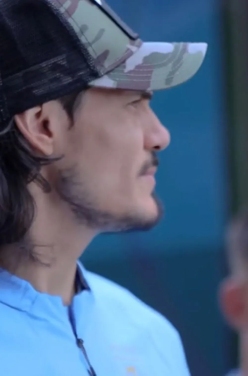 Edinson Cavani fue uno de los futbolistas de la selección uruguaya que salió a saludar a los hinchas celestes en el banderazo de este domingo en la puerta del hotel