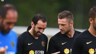 Godín sufrió lesión muscular y está en duda para el inicio de la temporada