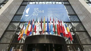 Bélgica- Banderas de los países miembros de la Unión Europea ondean en la entrada principal del edificio del Consejo Europeo