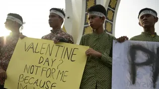 Ciudades de Indonesia prohíben festejar el día de los enamorados