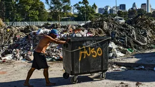 Un hombre empuja un contenedor en una villa de Buenos Aires, Argentina