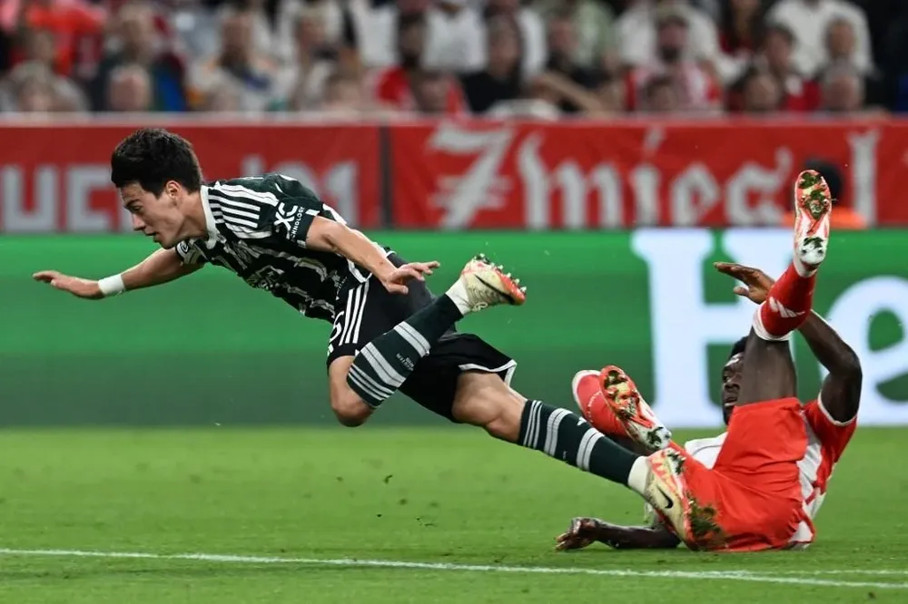 Pellistri marcado por Davis