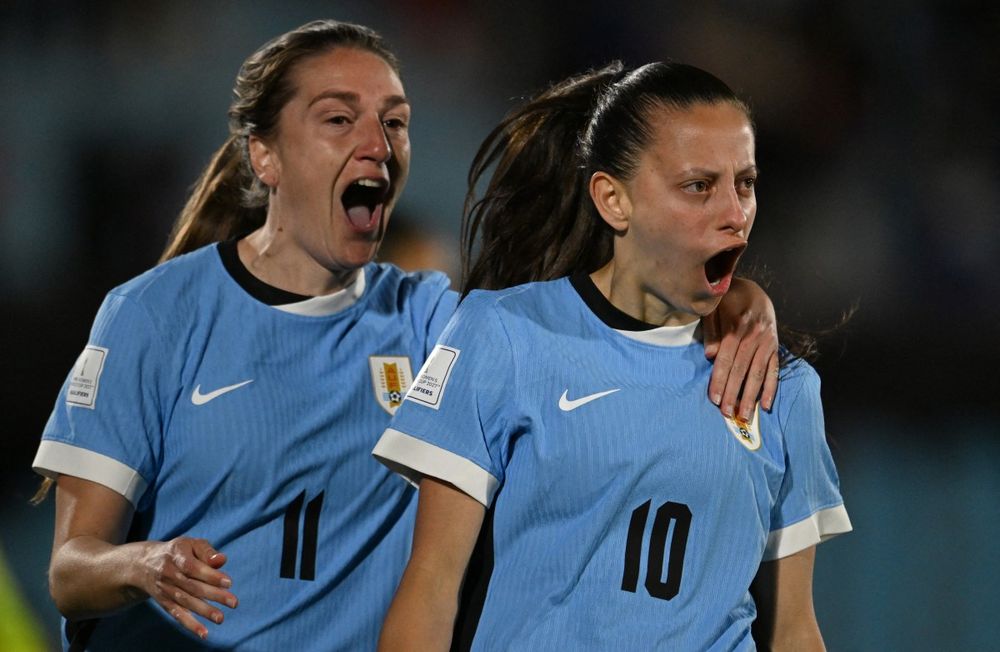 Sofía Oxandabarat y Belén Aquino celebran el segundo gol de Uruguay ante Argentina por Liga de Naciones