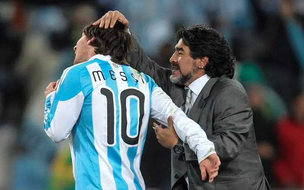Maradona saluda a Messi después de un partido contra México en el Mundial de Sudáfrica de 2010, el 27 de junio de 2010 en Pretoria (Sudáfrica)