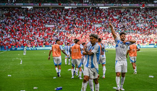 Los hinchas agreden a los jugadores de la selección de Argentina tras el gol que luego el VAR les anularía en los Juegos Olímpicos París 2024 &nbsp; &nbsp;