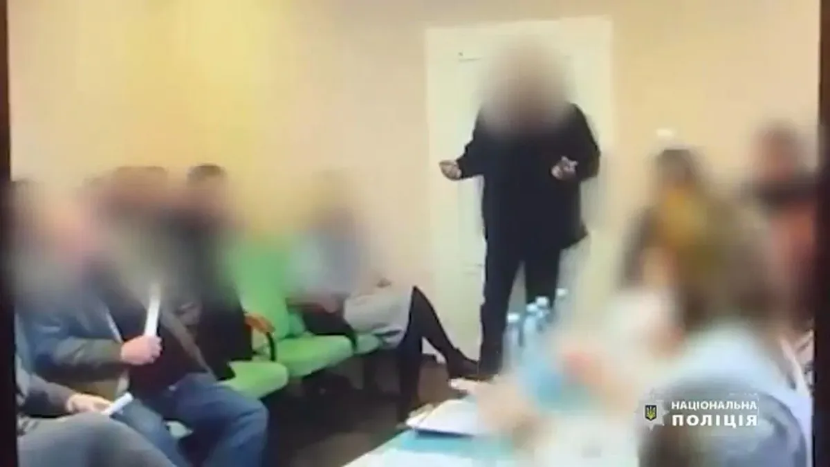VIDEO: El impactante momento en que un concejal ucraniano detona varias granadas durante una reunión de un ayuntamiento