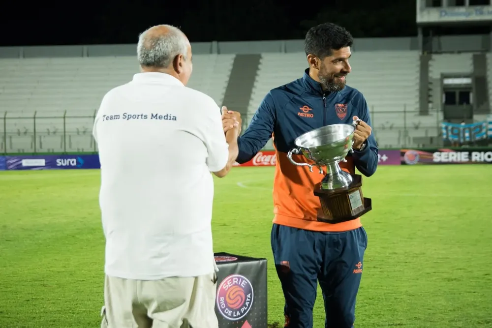 El Loco Abreu recibe la Copa Abreu
