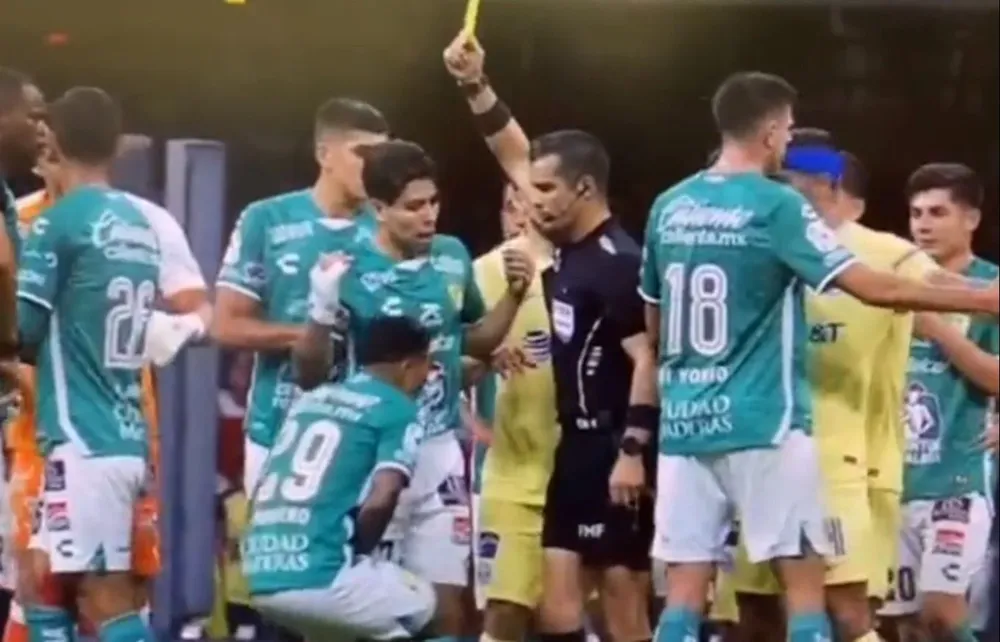 Fernando Hernández le pegó un rodillazo a un jugador de León en el partido ante América de México