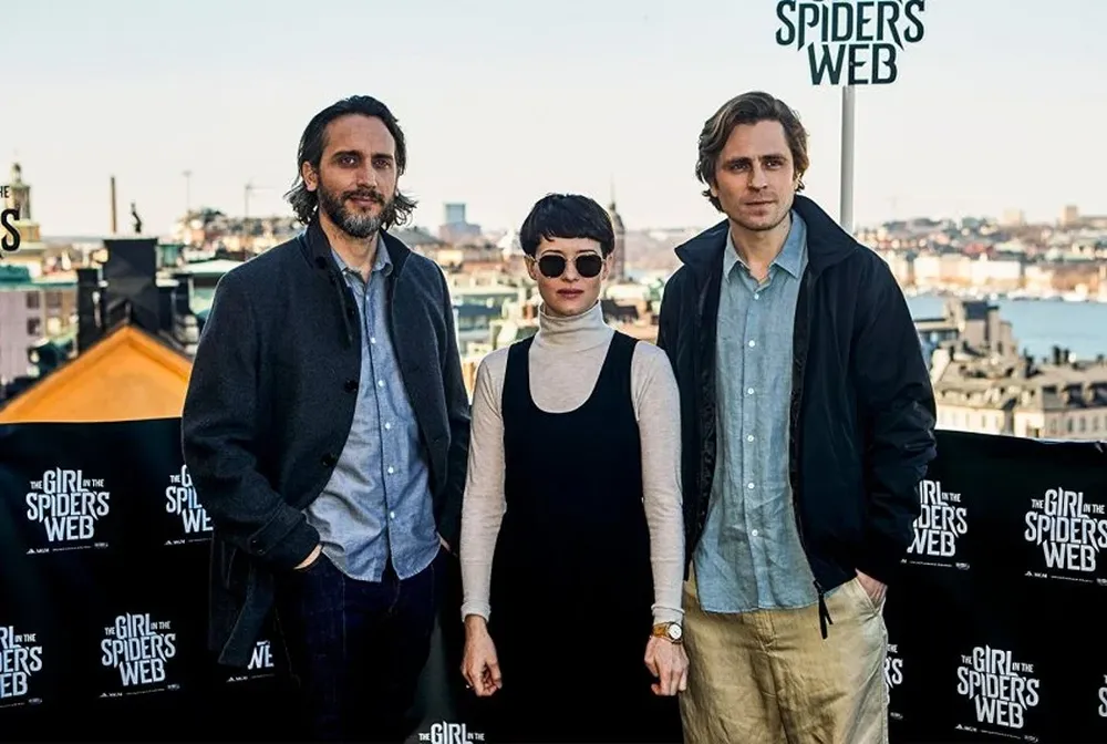 El director uruguayo Federico Álvarez junto a Claire Foy y Sverrir Gudnason, los protagonistas de La chica en la telaraña