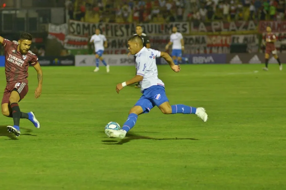 Ocampo, desparramando defensores de River argentino