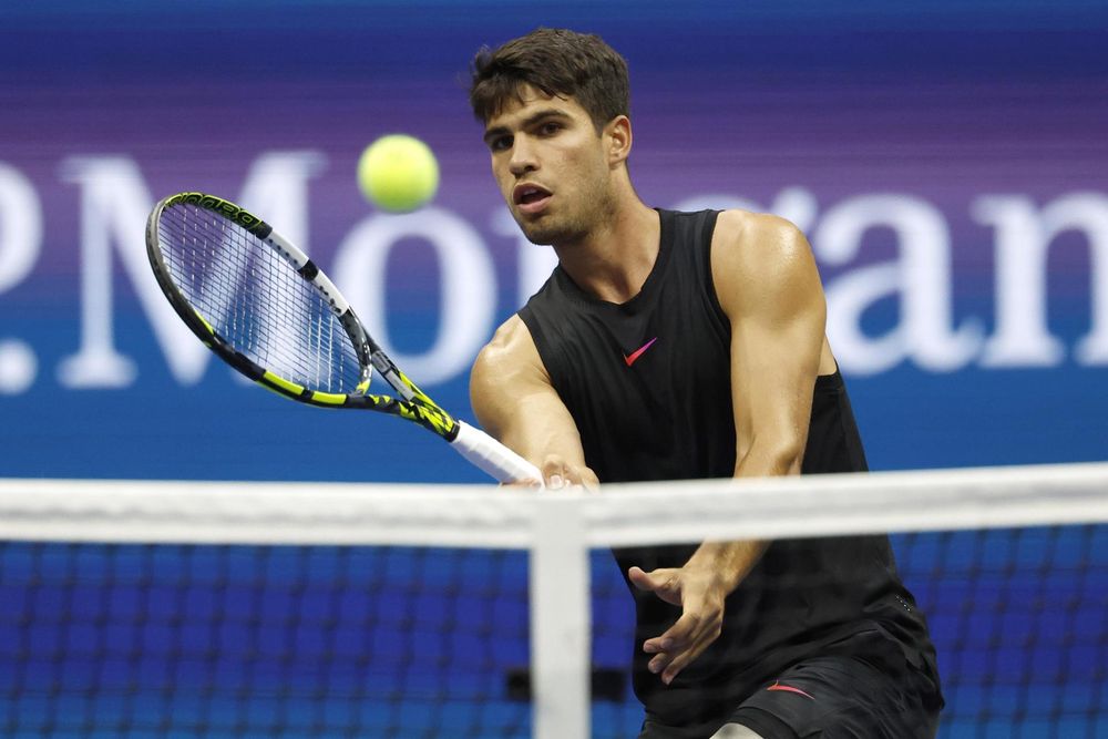 Triunfo de Carlos Alcaraz en el debut.