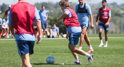 Jeremías Recoba entrenando en Nacional ante el primer equipo