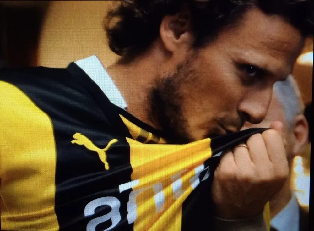 Forlán besó el escudo de Peñarol