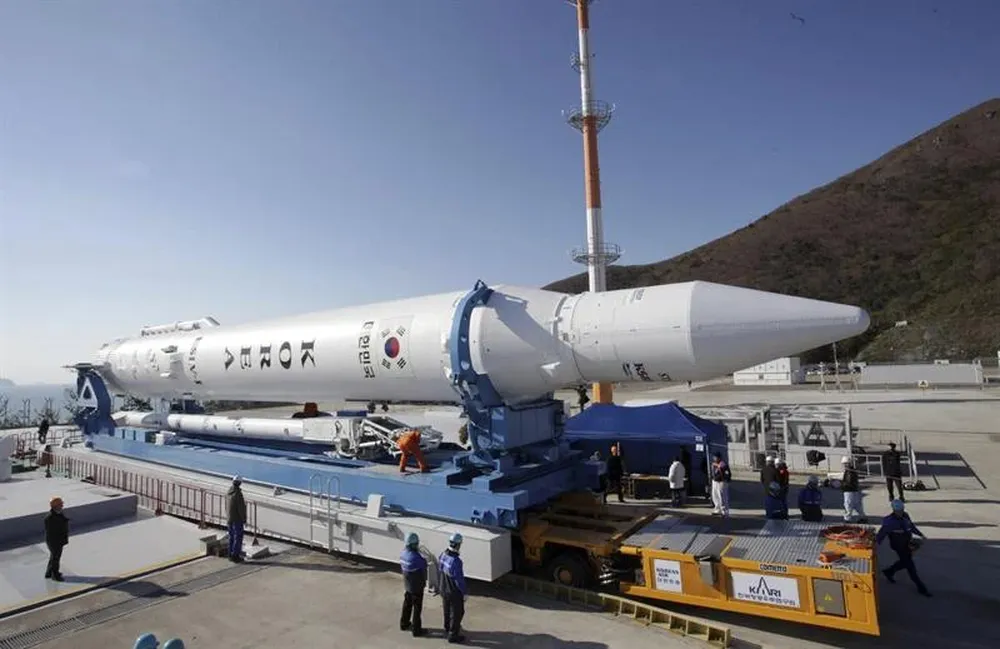 Instituto de Investigación Aeroespacial que muestra el Naeo-1 siendo trasladado a la plataforma de lanzamiento