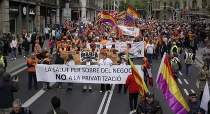 Manifestantes contra la privatización de la sanidad.