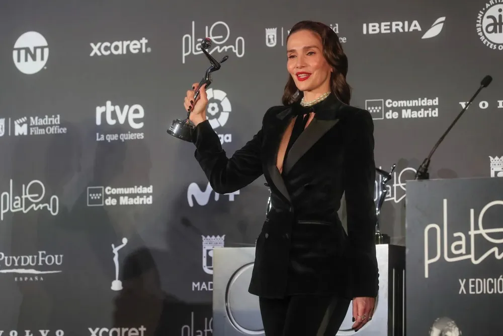 Natalia Oreiro con su premio Platino