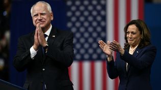 Tim Walz y Kamala Harris en un acto de campaña en Philadelphia el 6 de agosto de 2024