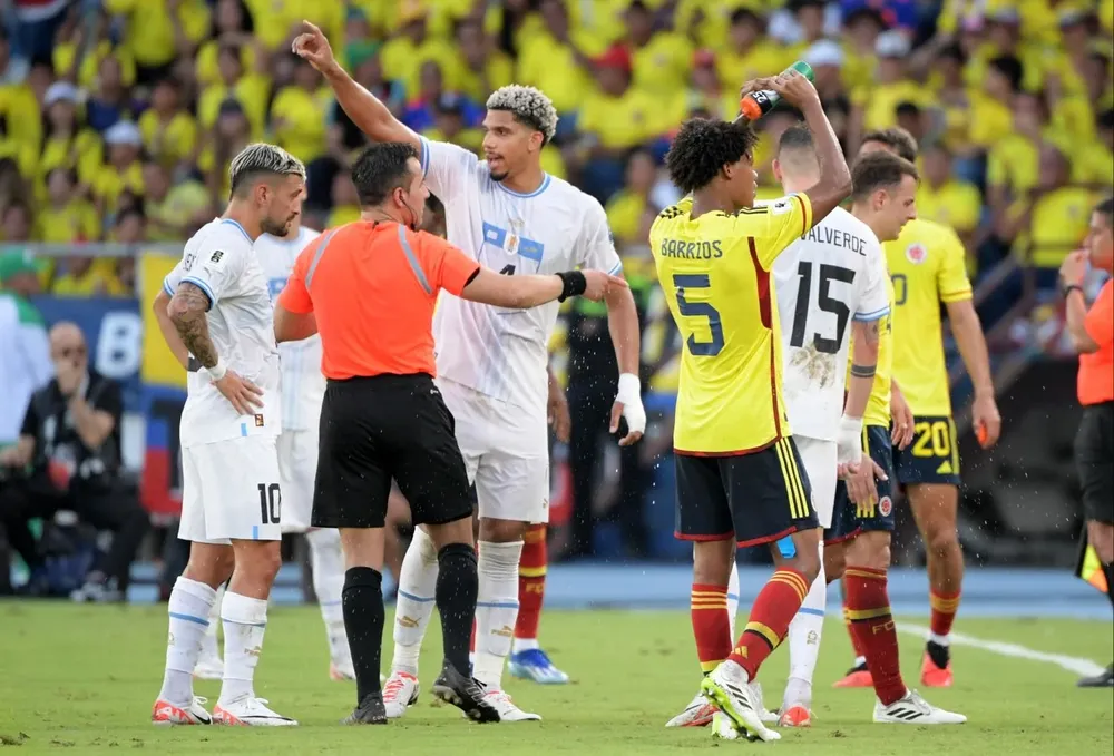 La protesta del final de Ronald Araujo a Piero Maza