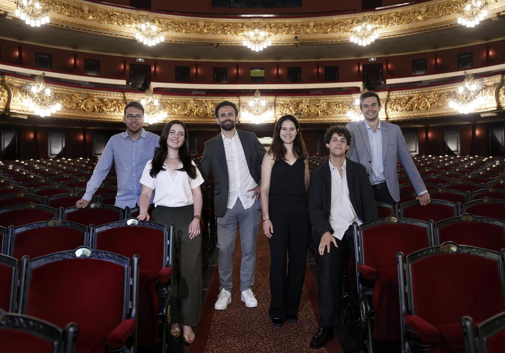 Los j&oacute;venes premiados en los Premios Princesa de Girona, Pablo Sanchez (d), Manuel Bouzas (2d), Andreu Dotti (i), Antoni Forner (3i), Valentina Agudelo (2i) y Gabriela Asturias (3d), posan antes de la rueda de prensa que han ofrecido este lunes en Barcelona para explicar los proyectos en los &aacute;mbitos de salud, educaci&oacute;n, arquitectura o energ&iacute;a sostenible por los que han sido agraciados.&nbsp;