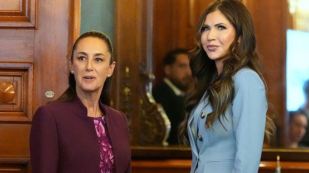 La presidenta de México, Claudia Sheinbaum (en la foto, a la izquierda), y la secretaria de Seguridad Nacional de Estados Unidos, Kristi Noem, el 28 de marzo en el Palacio Nacional de Ciudad de México.