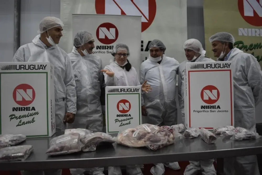 La embajadora de EEUU, Kelly Keiderling, mostró su satisfacción por el embarque