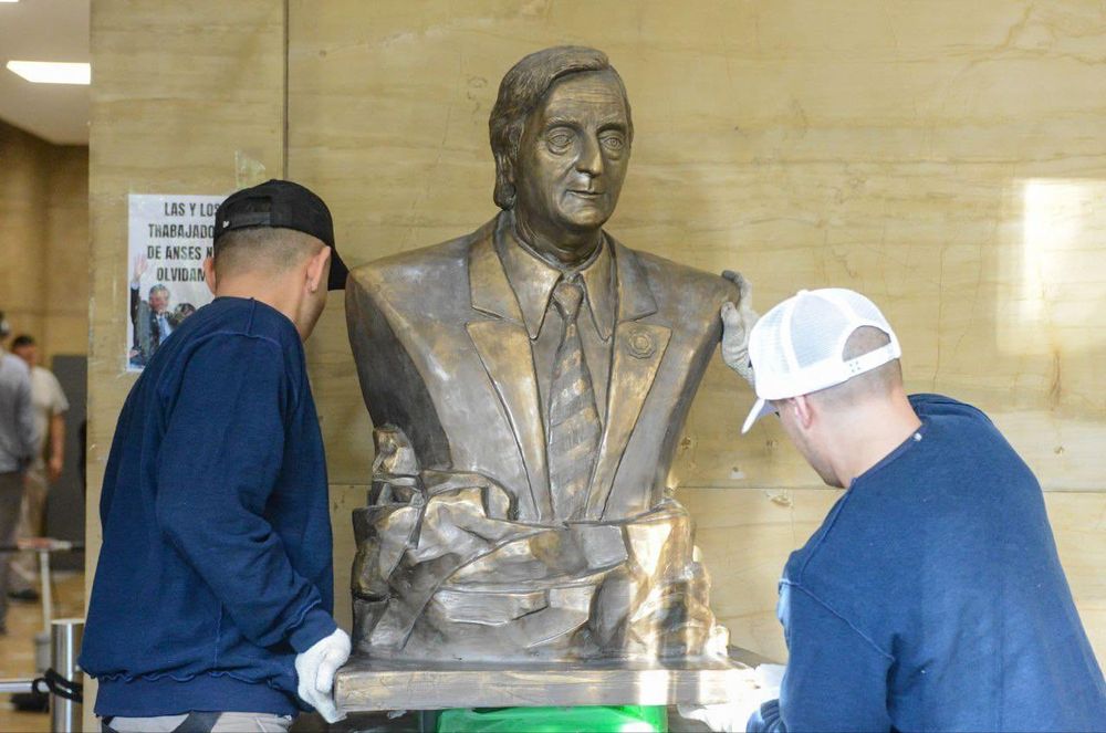 El busto del expresidente, ubicado en las oficinas centrales de ANSES en el microcentro porteño, fue retirado por orden del Gobierno.