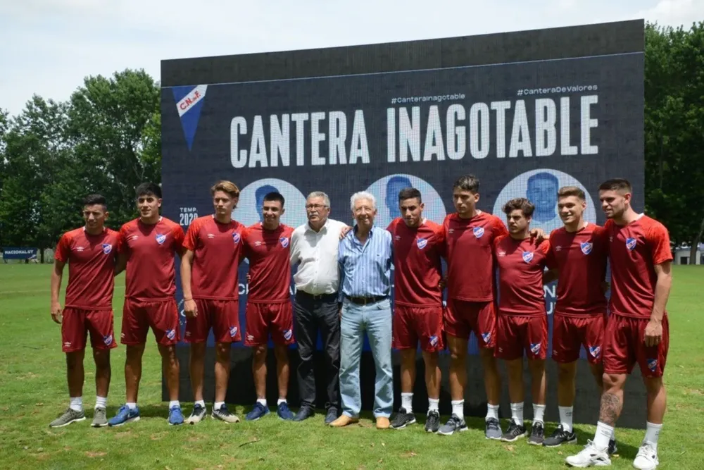 Martín Satriano es el cuarto desde la derecha