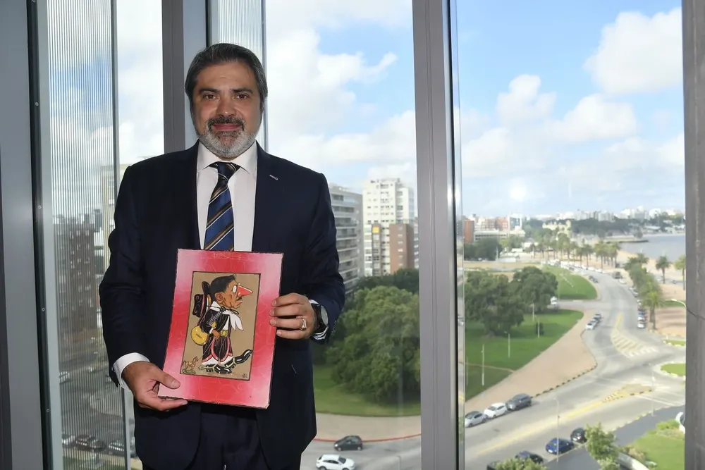 Gastón Tealdi con una caricatura de su abuelo, Julio María Sosa