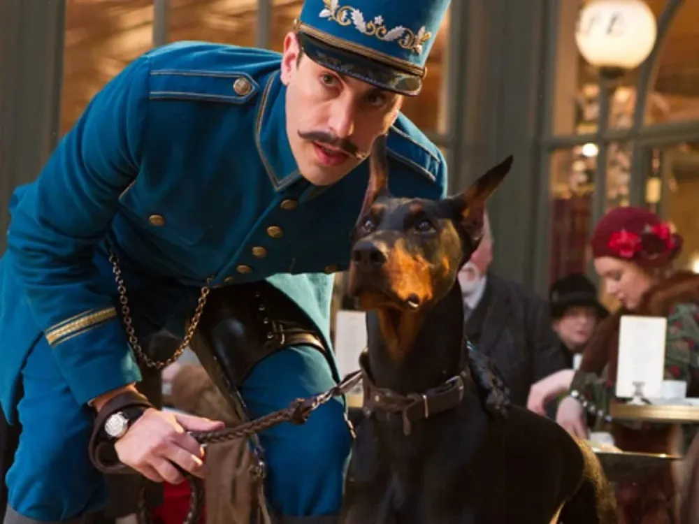 En Hugo, Blackie pertenece a un inspector de estación interpretado por Sacha Baron Cohen (Borat)