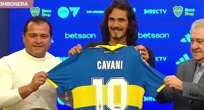 Boca presentando la camiseta de Cavani junto con el delantero uruguayo.