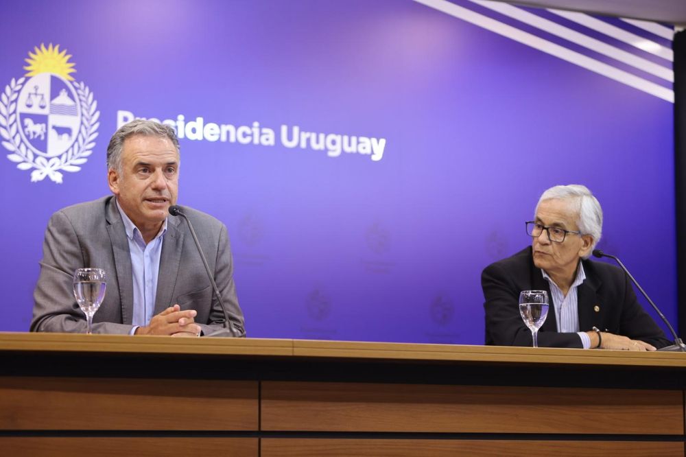 Yamandú Orsi y Juan Castillo en la conferencia de prensa del 19 de marzo de 2026