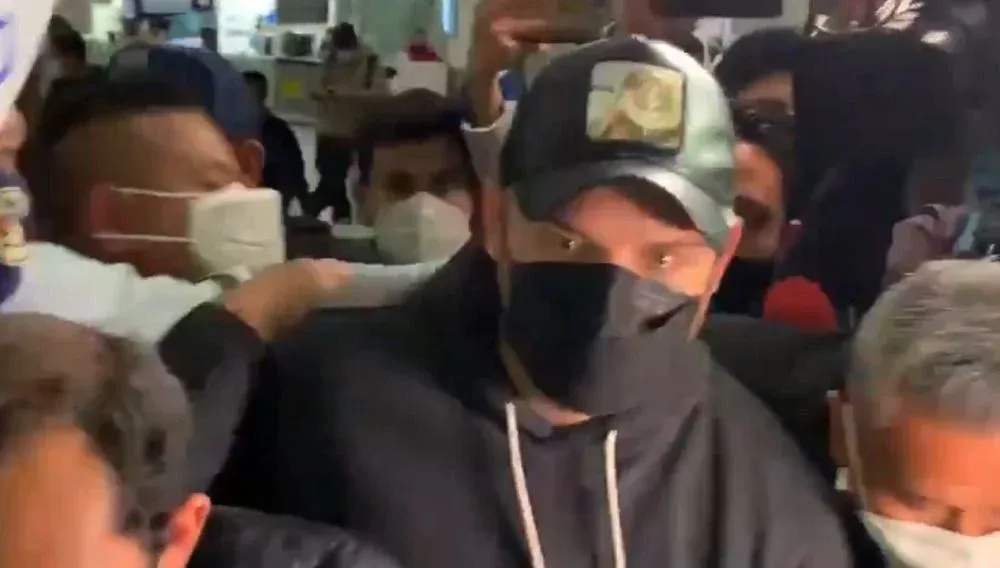 Jonathan Rodríguez en su caótica llegada a México