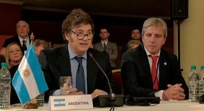 El presidente Javier Milei, acompañado por le ministro de Economía, Luis Caputo, exposu en la Cumbre del Mercosur.&nbsp;