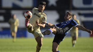 Matías Arezo de Peñarol ante Liverpool por el Torneo Clausura