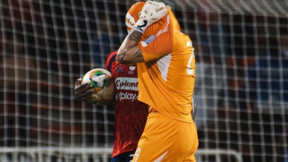 Washington Aguerre se tapa la cara y la cabeza con Independiente Medellín Washington Aguerre se tapa la cara y la cabeza con Independiente Medellín