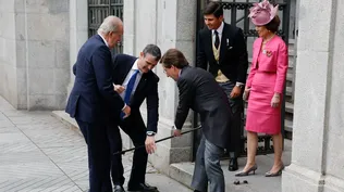 El alcalde de Madrid, José Luis Martínez-Almeida (c), recoge el bastón del rey emérito Juan Carlos I este sábado mientras lo recibe a las puertas de la iglesia de San Francisco de Borja de Madrid antes de contraer matrimonio con Teresa Urquijo.