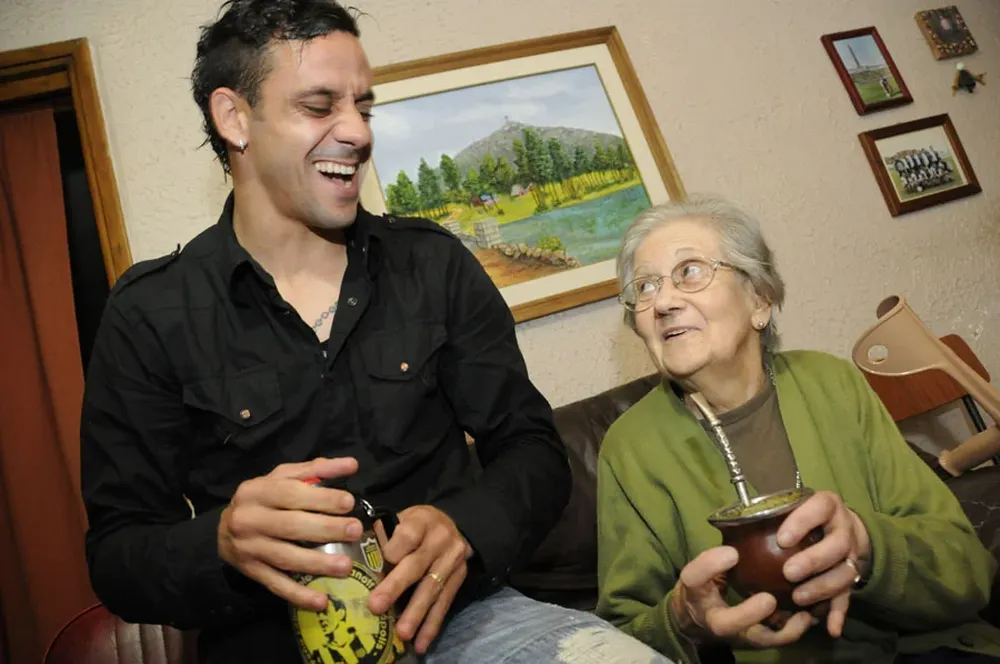 Estoyanoff disfruta unos mates con su abuela Norma