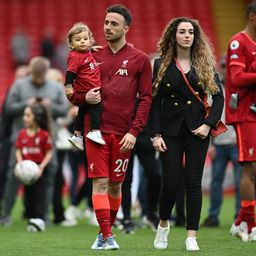 Diogo Jota y su familia en los festejos de la Premier League que ganó Liverpool