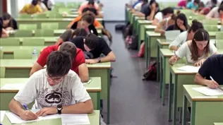 Un grupo de estudiantes rinde exámenes