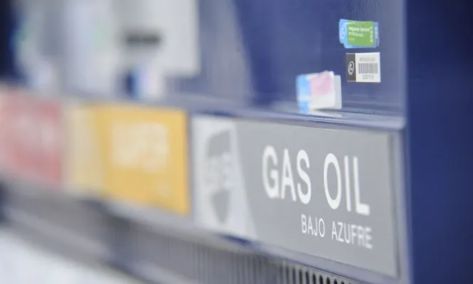 Surtidor de gasoil en estación de servicio. Surtidor de gasoil en estación de servicio.