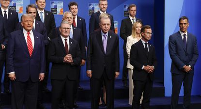 La foto de familia en la cumbre de la OTAN con Donald Trump y Pedro Sánchez a distancia. EFE