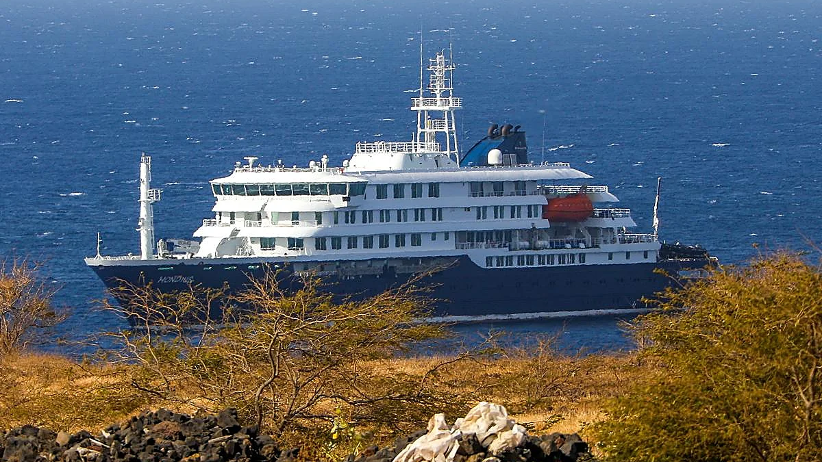 Los pasajeros del Crucero del Hantavirus parten hacia los hospitales desde Tenerife para iniciar la cuarentena