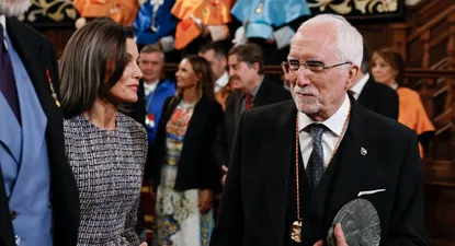 El escritor español Luis Mateo Díez y la reina Letizia en la entrega del Premio Cervantes 2023