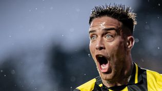 Javier Méndez de Peñarol celebra su gol ante Racing por el Torneo Clausura