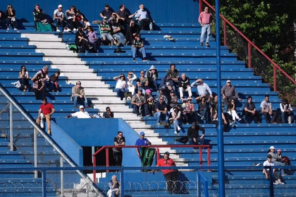 Hinchas de El Tanque Sisley en el Parque Central