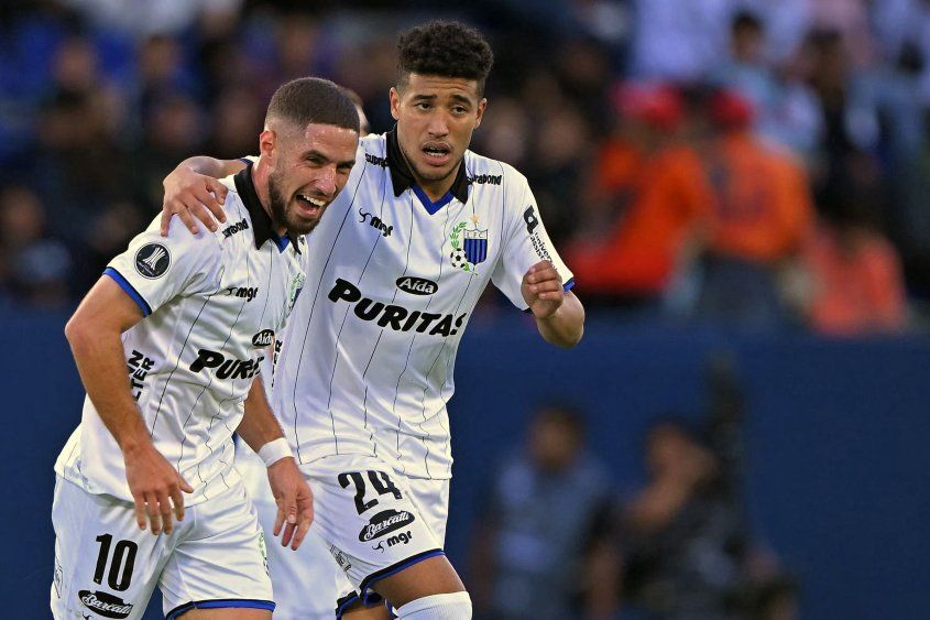 Agustín González celebra junto a Kevin Amaro