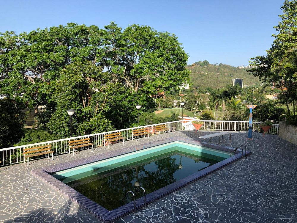 En la residencia trabajan una ama de llaves, un cocinero, un jardinero y un piletero