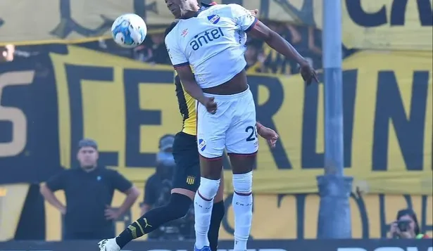 El salto de Carneiro durante el partido del viernes