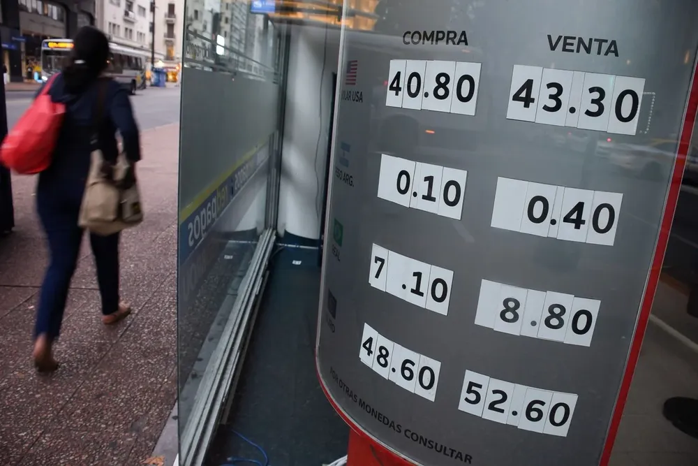 En la pizarra del BROU el dólar se ofrecía a $ 40,90 para la compra y $ 43,10 para la venta.